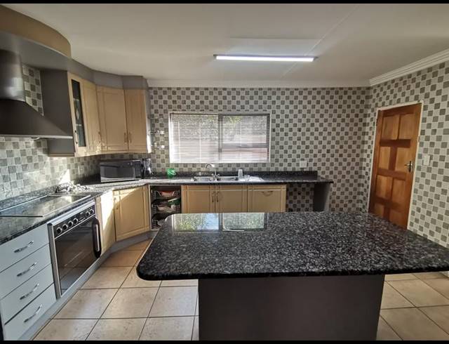 3 BEDROOM HOUSE FOR SALE IN VANDERBIJLPARK SW 5